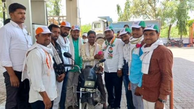 पालम शहरातील राष्ट्र वादी युवक काँग्रेस पक्षाच्या वतीने केक कापून इंधन दरवाढ चा निषेध आंदोलन करण्यात आले आहे