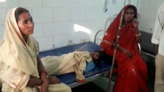 अनियंत्रित वाहन की चपेट में आकर 12 वर्षीय बच्ची एवं मुखिया पति हुए घायल