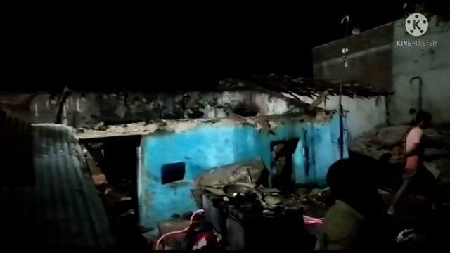 मांगरोल मिश्रा टोड़ी वार्ड नंबर 18 जफर चाय वाले के मकान में लगी आग नव जवान युवकों ने आग पर पाया काबू