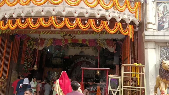 लखीसराय शहर के छोटी दुर्गा मंदिर परिसर में नवरात्र के प्रथम दिन भक्तों की उमड़ी काफी भीड़