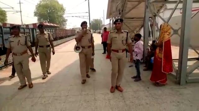 रेल सुरक्षा बल रफीगंज के द्वारा रफीगंज स्टेशन पर रेल यात्रियों को किया गया जागरूक।