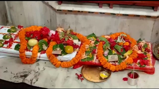 लखीसराय शहर के छोटी दुर्गा स्थान परिसर में नवरात्रा के प्रथम दिन संध्या आरती में भक्तों की उमड़ी भारी भीड़