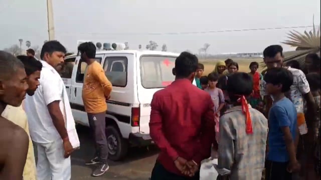 धमौली  गांव के समीप अज्ञात वाहन की चपेट में आने से बुजुर्ग की मौत की बाद वही मौके पर पहुंचे अंचलाधिकारी व राकेश पटेल,