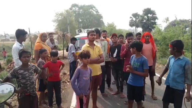 धमौली  गांव के समीप अज्ञात वाहन की चपेट में आने से वृद्ध बुजुर्ग की गयी जान, एक जख्मी।