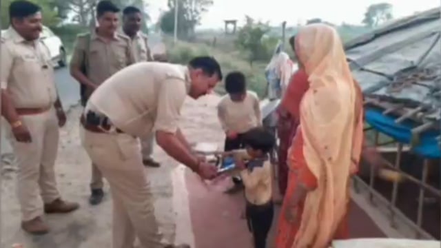 जालौन के कैलिया से सामने आई खाकी की दरियादिली

कहीं भूखे को खाना खिला रही तो कहीं प्यासे को पानी ये कहानियां- खाकी के प्