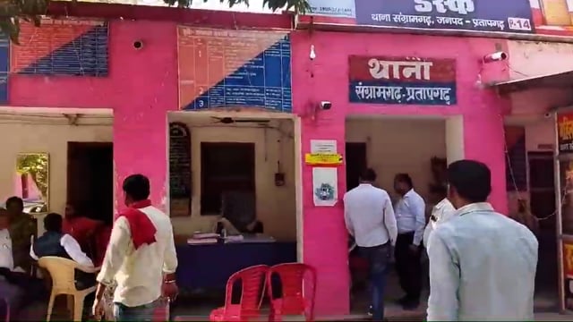 संग्रामगढ़ थाना क्षेत्र नरई चौराहा सड़क किनारे अर्ध जला शव फेका मिला,राहगीरों ने देखा,थाना क्षेत्र में आधा दर्जन शव मिले