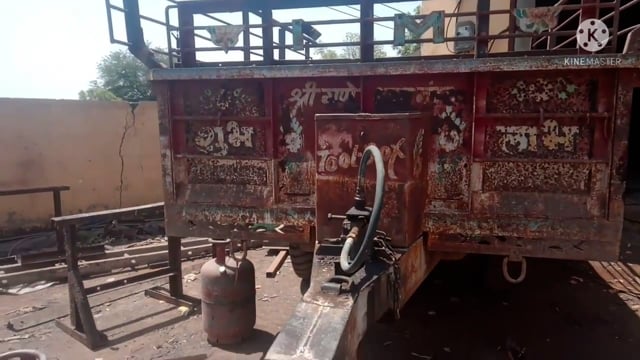 मांगरोल  कस्बे बारा रोड पर मोहित मेटल में रात को हुई चोरी जिसमें चोरों ने नई ट्रॉली  चोर चोरी कर कर ले गए मेटल के मालिक 