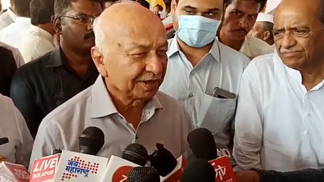 जब पत्रकारोंने ईडी और राज ठाकरे के हिंदुत्व के मुद्दे पर पूछे तो कॉंग्रेस के पूर्व केंद्रीय मंत्री सुशीलकुमार शिंदे ने ड