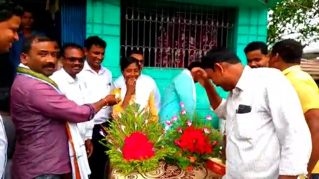 हसनगंज प्रखंड के जलकर गांव के सुलोचना कुमारी ने 469 अंक लाकर जिला टॉपर आने पर पंचायत के मुखिया ने मिठाई खिलाकर दी बधाई 