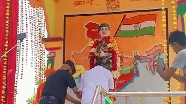 पालम तालुक्यातील कोनेरवाडी येथे शहीद जवान शुभम मुस्तापुरे यांच्या पुर्णाकृती पुतळ्याचे अनावरण करण्यात आले आहे