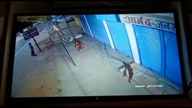 मुख्य मार्ग में दुकान में चोरी करते हुए एक व्यक्ति सीसीटीवी में हुआ कैद