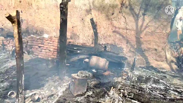 तरबगंज गोंडा: पिपरी रोहुआ के दूबन गांव में लगी आग लाखो का सामान जलकर हुआ खाक।