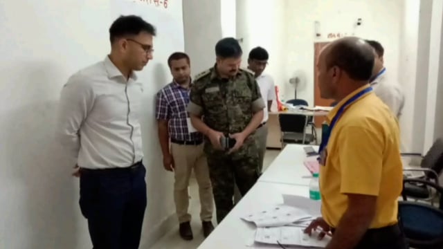 एमएलसी चुनाव को शांतिपूर्ण संपन्न कराने के लिए डीएम,एसपी एवं एसडीएम ने किया मतदान केंद्रों का भ्रमण