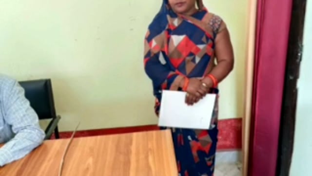 नबीनगर प्रखंड मुख्यालय के मतदान केंद्र पर मतदान के दौरान बैलेट पेपर लेकर भागते महिला मतदाता धराई