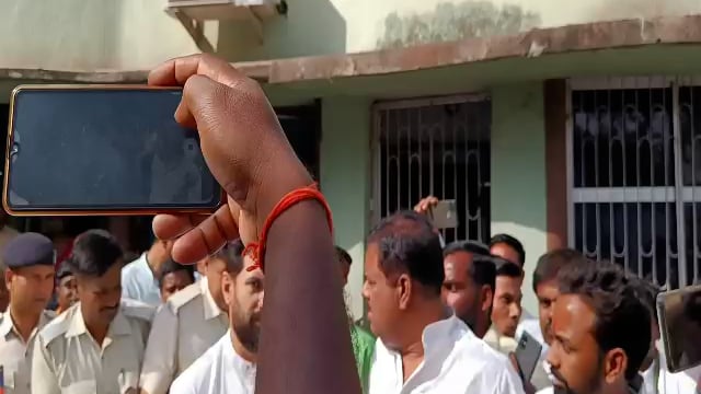 MLC चुनाव मैं अपना मत देने पहुंचे चिराग पासवान जमुई।