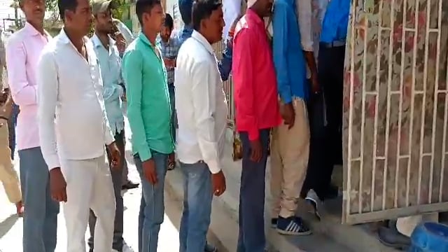 MLC चुनाव को लेकर प्रखंड कार्यालय में हो रहे मतदान का एसडीओ और डीएसपी ने लिया जायजा