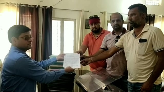 खंड कार्यालय में अभिभावक संघ बेसिक शिक्षा अधिकारी से मिला और ज्ञापन सौंपा