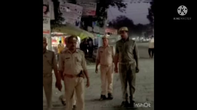 तरबगंज गोंडा ग्राम पंचायत पकड़ी बाजार में चौकी इंचार्ज प्रताप सिंह ने पुलिस बल के साथ किया पैदल गस्त