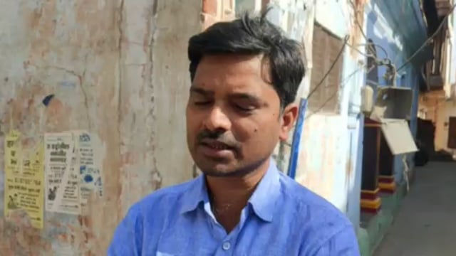 नगर में सड़क के बीचों-बीच बह रही सीवर इलाकाई लोग परेशान,सालों पुरानी समस्या का नही हो रहा निदान