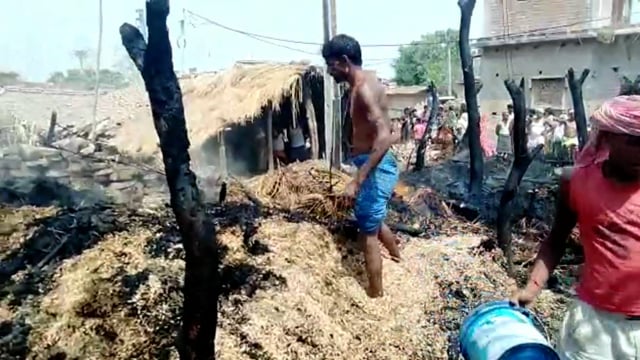 चानन  : दाडीसीर गांव में बिजली के साॅट सर्किट से निकले चिंगारी से लगी आग, घर जलकर राख। 