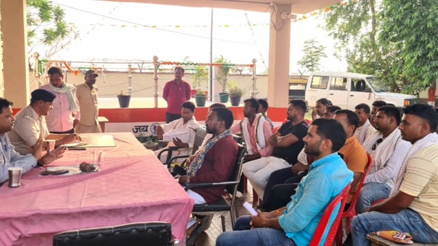 चानन  : चानन थाना परिसर में रामनवमी एवं चैती दुर्गा पूजा को ले शांति समिति का बैठक। 