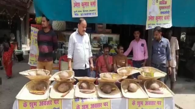 हिलसा में समाजसेवी उमेश कुमार वर्मा के द्वारा वितरण किया गया छठ पूजा सामग्री