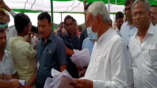 हिलसा में मुख्यमंत्री नीतीश कुमार पार्टी के कार्यकर्ताओं से की मुलाकात,पुराने साथियों का जाना हाल