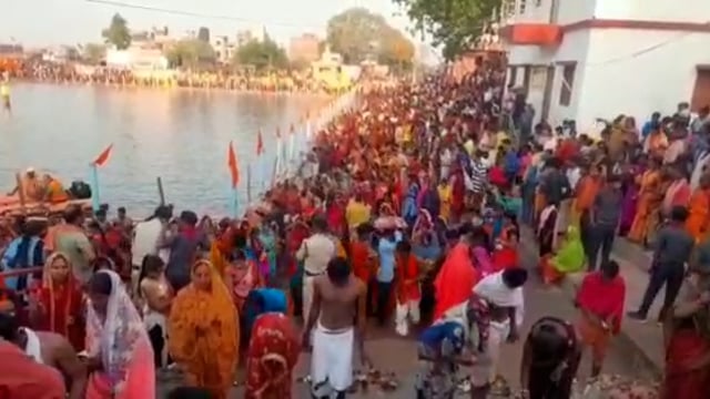 भगवान भास्कर की नगरी देव में छठ के दूसरे दिन के अनुष्ठान का आयोजन, व्रतियों ने किया करना