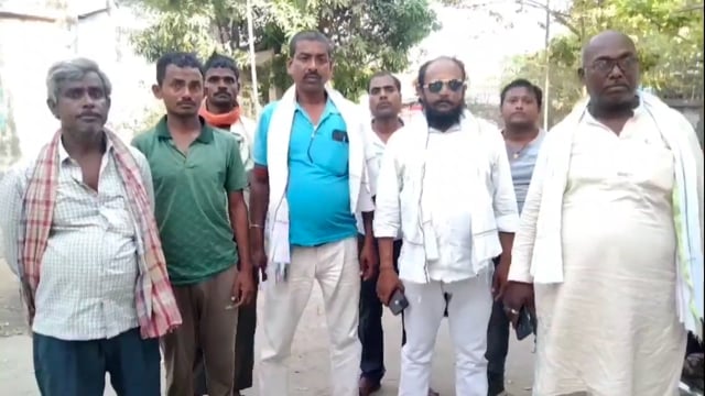 रहुई थाना इलाके में मिट्टी लोडर ट्रैक्टर पलटने से एक मजदूर की मौत, मौत की खबर सुन उनकी मां की भी हुई हार्ड अटैक से मौत।