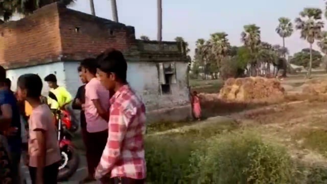 मननकी गांव में शरारती तत्वों ने खलिहान में रखे गेहूं के बोझा में लगाई आग।