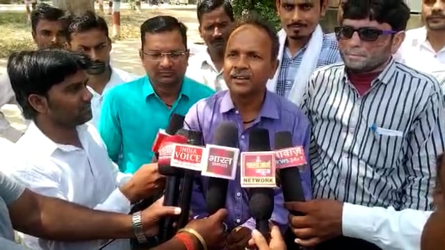 बलरामपुर पत्रकारों ने जिलाधिकारी को सौंपा ज्ञापन बलिया पेपर लीक मामले में तीन पत्रकारों को जेल भेजने से आक्रोशित पत्रकार