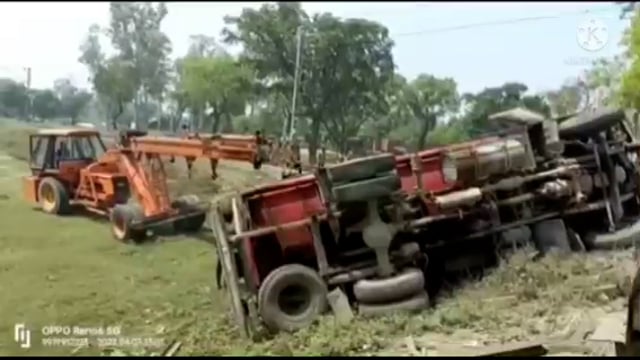 गोंडा न्यूज़ बाइक सवार को बचाने के चक्कर में गहरे खाई में पलटा ट्रेनकर बड़ा हादसा टला