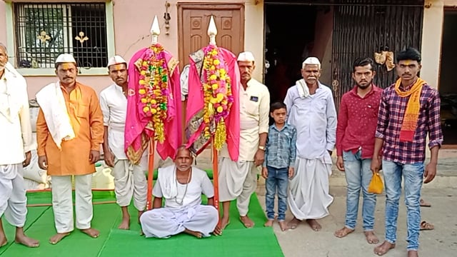 पालम तालुक्यातील आरखेड येथे श्री दर्लिंगेश्वर महादेव यांच्या काठ्या ची भव्य मिरवणूक, ग्रामस्थ उपस्थित