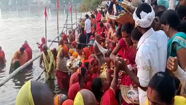 हिलसा सूर्य मंदिर छठ घाट पर व्रतियों ने डूबते सूर्य को दिया अर्ध्य,श्रद्धालुओं की उमड़ी भीड़