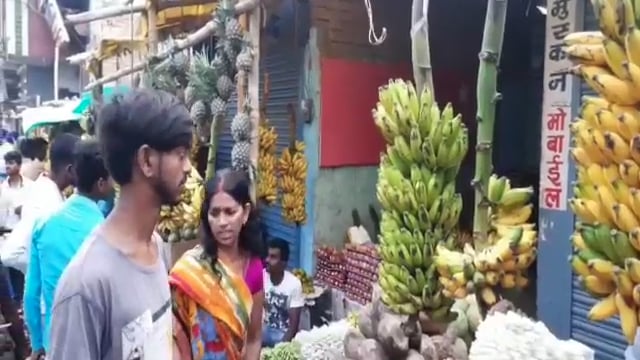 छठ पर्व को लेकर शहर में फल और पूजा सामग्री की हुई खरीदारी