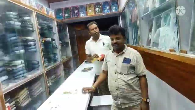 न्यू फैशन शॉप का उद्घाटन यूको बैंक के शाखा प्रबंधक ने फीता काटकर की