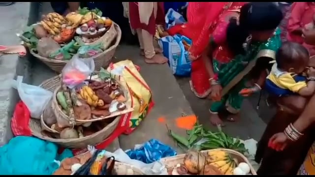 हरनौत प्रखंड क्षेत्र के चेरो सूर्य मंदिर छठ घाट पर उगते हुए सूर्य को दिया गया अर्घ्य