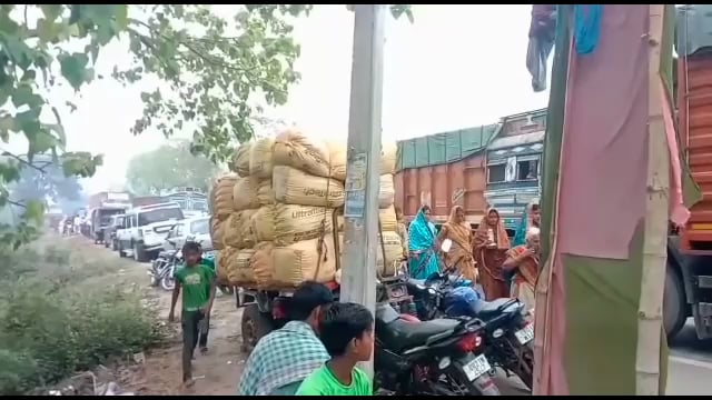  प्रखंड क्षेत्र में छठ व्रतियों के आगमन को लेकर NH 20 पर लगा भीषण जाम यातायात हुआ बाधित 