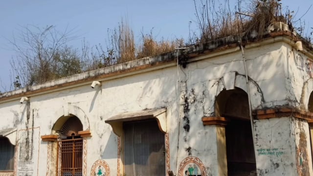 झंझारपुर में स्कूल के भवन में मिला 18 बोतल विदेशी शराब