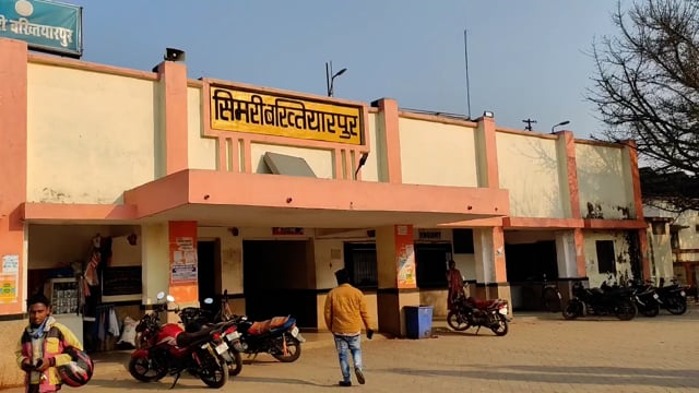 सिमरी बख्तियारपुर स्टेशन पर पटरी पार करते ha यात्री, दुर्घटना से इंकार नही, भविष्य में घट सकती है बड़ी दुर्घटना