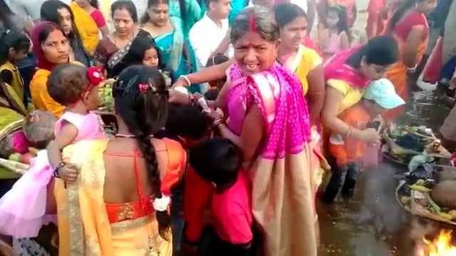 गोविंदपुर सकरी नदी में छठ व्रतियों ने उगते हुए सूरज को अर्घ देकर किया समापन