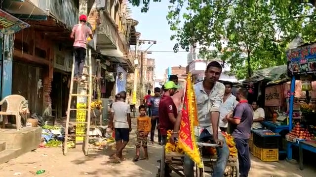 गोविंदपुर बाजार में लगाया जा रहा बजरंगबली का पताका लोगों ने जताया खुशी