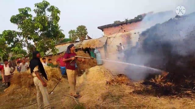 पुआल के पुंज में लगी भीषण आग मौके पर पहुंची दमकल की गाड़ी ने आग पर पानी की बौछार कर पाया काबू
