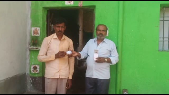 सामाजिक न्याय पखवारा के तहत भाजपा नेता सतीश कुमार ने पीएम आवास लाभार्थियों के बीच बांटा एलईडी बल्ब