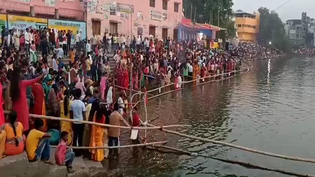 हिलसा प्रखंड क्षेत्र में व्रतियों ने उदयीमान सूर्य को अर्ध्य देने के साथ छठ व्रत का किया समापन