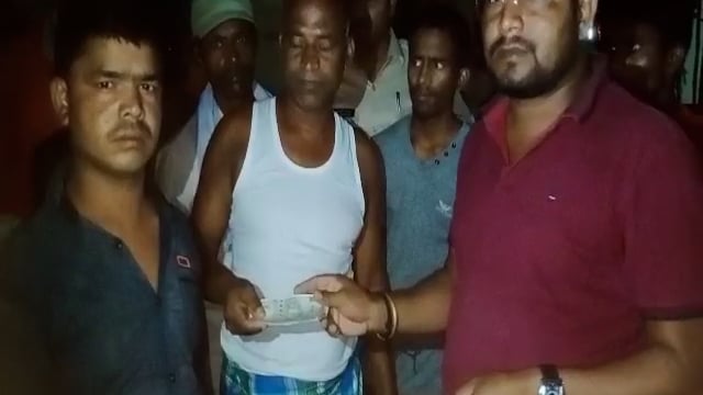 मदारपुर में तालाब में डूबकर बच्ची की हुई मौत के बाद पूर्व मुखिया ने किया आर्थिक मदद