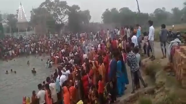 अकबरपुर छठ घाट पर व्रतियों ने उदयीमान सूर्य को अर्ध्य देने के साथ छठ व्रत का किया समापन