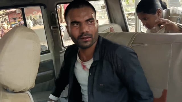 लखीसराय शहर के वार्ड संख्या 13में दिनदहाड़े चोरी की घटना को अंजाम दे रहे चोर को ग्रामीणों ने पकड़ कर किया पुलिस के हवाले