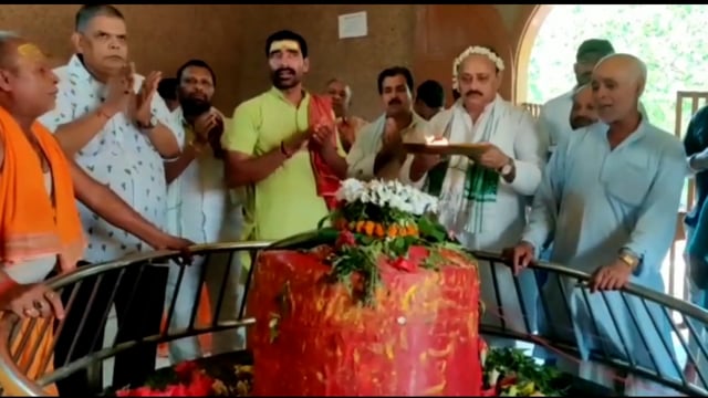 लखीसराय शेखपुरा जमुई मुंगेर के नवनिर्वाचित राजद एमएलसी अजय सिंह ने अपनी जीत पर अशोक धाम मंदिर में की पूजा-अर्चना