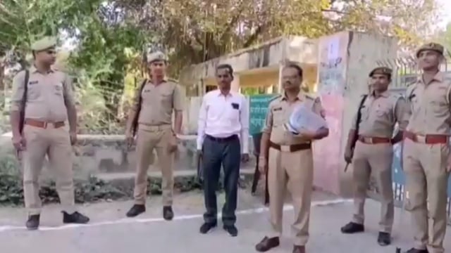 कड़ी सुरक्षा के बीच शुरू हुई एमएलसी चुनाव के लिए वोटिंग चप्पे-चप्पे पर तैनात है पुलिस

विधान परिषद की  झांसी जालौन और लल